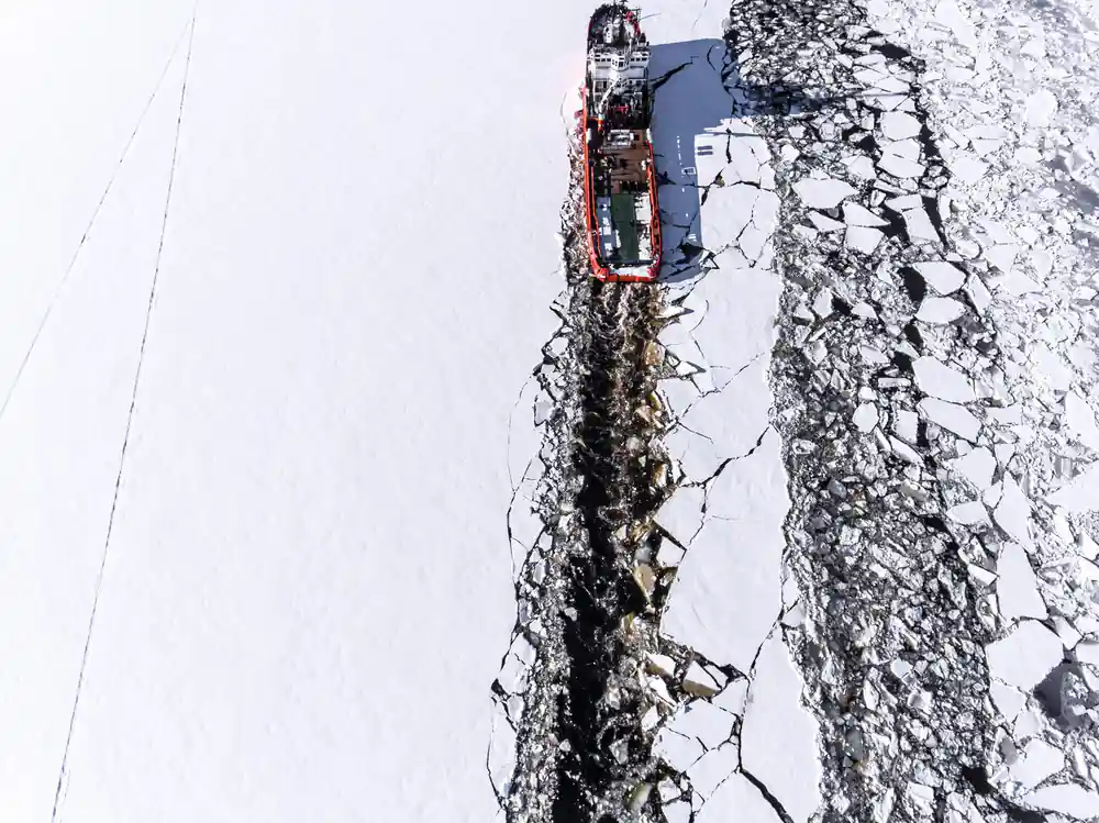 The channel the ship has cut through the ice, seen from directly above
