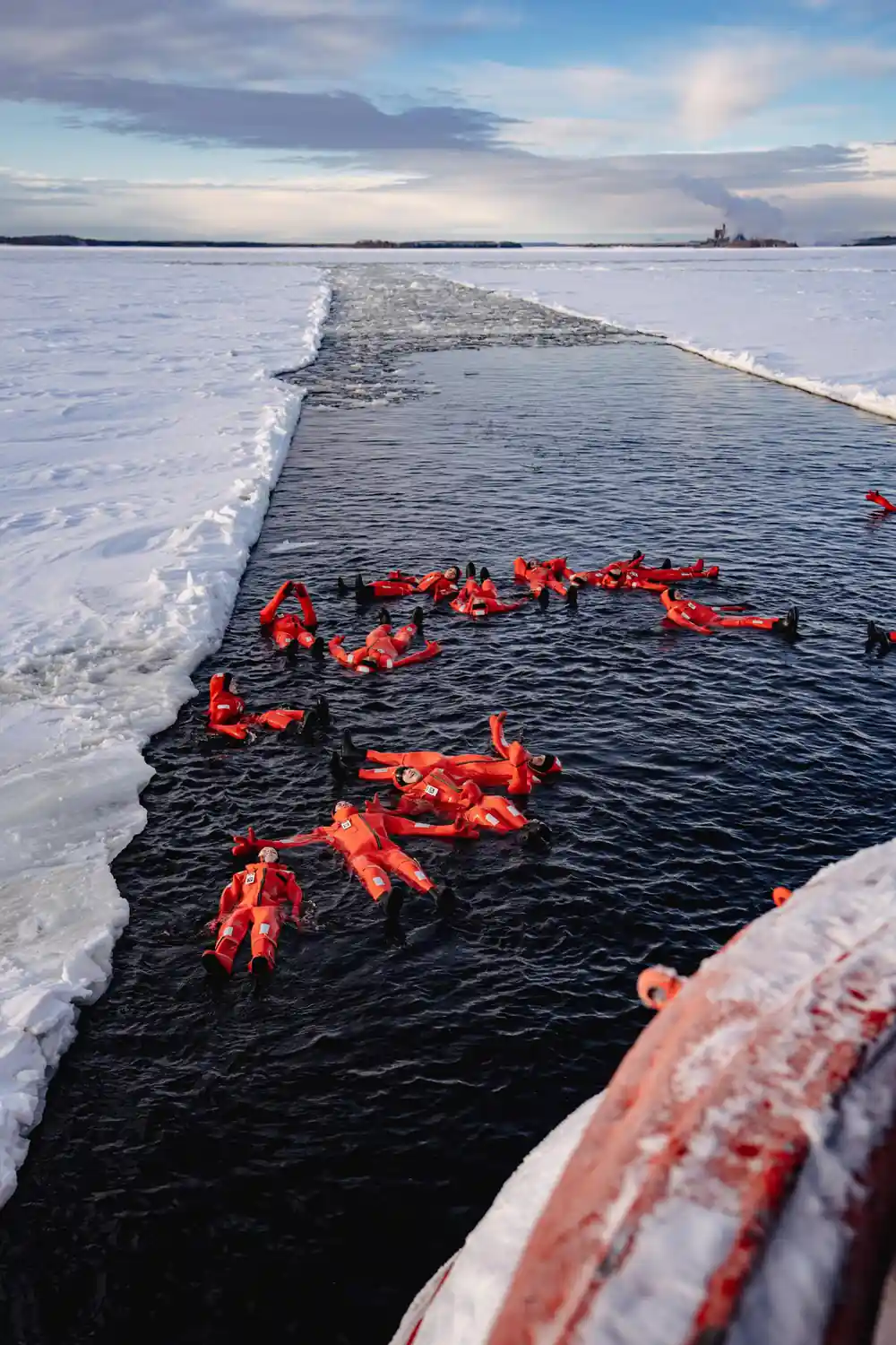 Floating passengers strung out along the open channel beside the ice edge